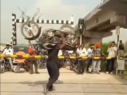 रेलवे क्रासिंग पार करने की इतनी जल्दी, कंधे पर बाइक उठाते दिखा युवक... लोग रह गए हैरान रेलवे क्रासिंग पार करने की इतनी जल्दी, कंधे पर बाइक उठाते दिखा युवक... लोग रह गए हैरान