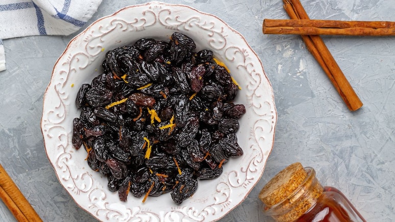 Soaked Raisin Benefits: 1 महिना सकाळी रिकाम्या पोटी भिजवलेले मनुके खाल्ल्यास काय होईल?