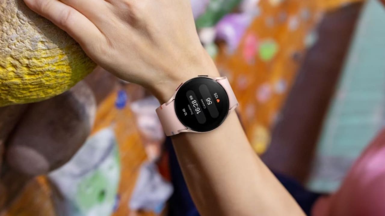 Sapphire crystal glass makes Samsung Galaxy Watch FE scratch-resistant, dust-proof, and splash-proof.