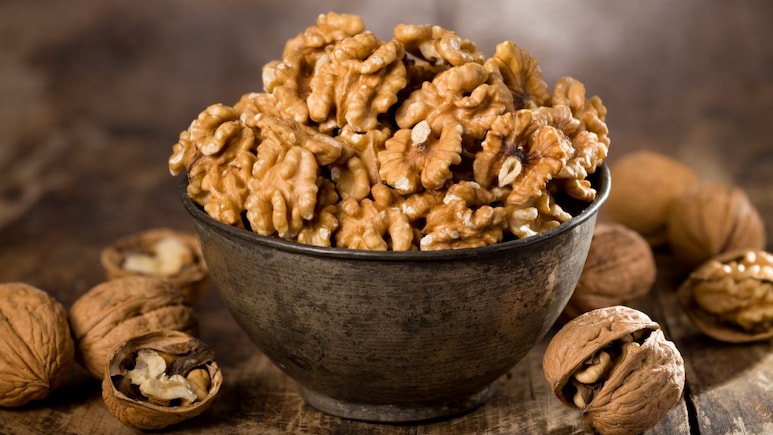 Walnuts Benefits: भिजवलेले अक्रोड खाण्याची सर्वोत्तम वेळ कोणती? सकाळी नव्हे ही आहे बेस्ट वेळ