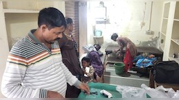 अवैध क्&zwj;लीन&zwj;िक पर बड़ी कार्रवाई, 3 फर्जी डॉक्&zwj;टरों को पकड़ा