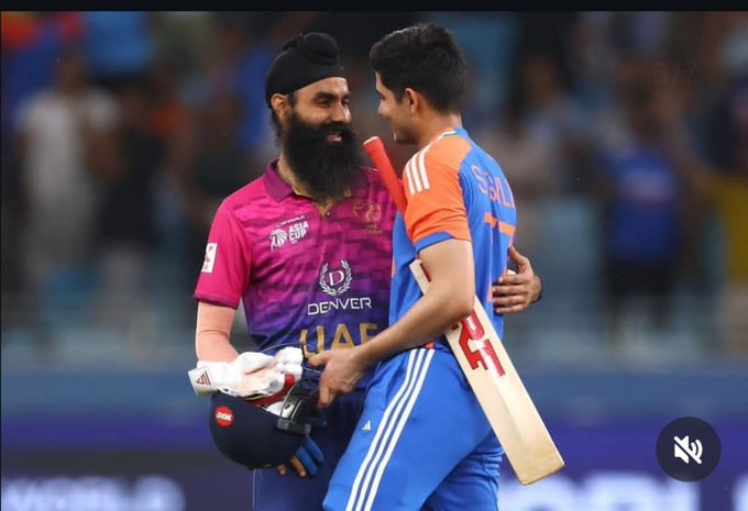 IND vs UAE: बचपन के दोस्त को नहीं भूले शुभमन गिल, मैच खत्म होते ही UAE खिलाड़ी को लगा लिया गले से