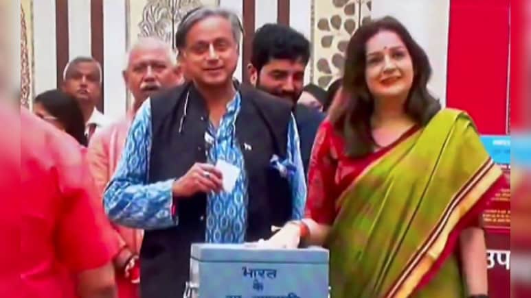 "शशि थरूर और साड़ी में शशि थरूर...." प्रियंका चतुर्वेदी ने शेयर किया वोटिंग का वीडियो "शशि थरूर और साड़ी में शशि थरूर...." प्रियंका चतुर्वेदी ने शेयर किया वोटिंग का वीडियो