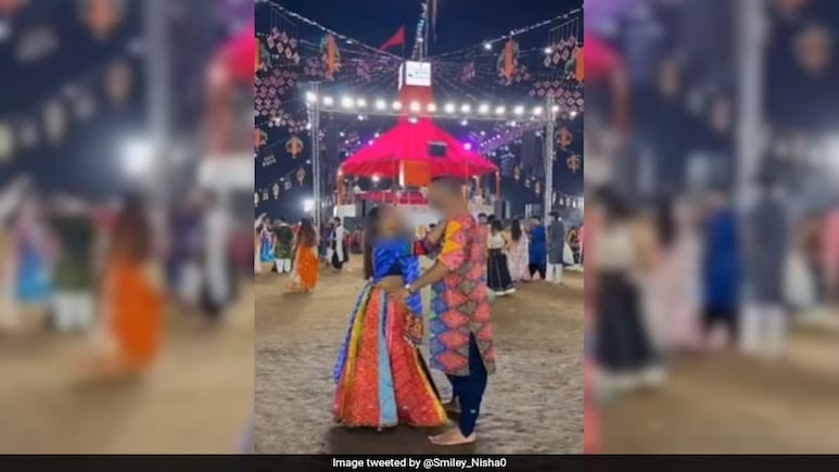 Gujarat News: जोडप्याचा गरब्यातील Kissing VIDEO व्हायरल, नागरिकांच्या संतापानंतर तातडीने देश सोडला Gujarat News: जोडप्याचा गरब्यातील Kissing VIDEO व्हायरल, नागरिकांच्या संतापानंतर तातडीने देश सोडला