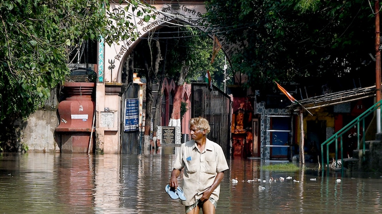 दिल्ली में यमुना उफान पर,  निगमबोध घाट पर अंतिम संस्कार रुके, बाढ़ ने तोड़ी दीवार