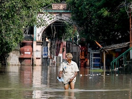 दिल्ली में यमुना उफान पर,  निगमबोध घाट पर अंतिम संस्कार रुके, बाढ़ ने तोड़ी दीवार दिल्ली में यमुना उफान पर,  निगमबोध घाट पर अंतिम संस्कार रुके, बाढ़ ने तोड़ी दीवार