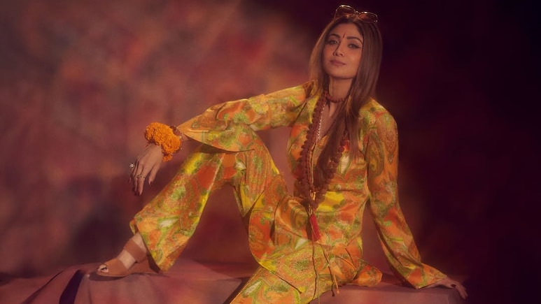 Shilpa Shetty Channels Zeenat Aman's Iconic <i>Hare Rama Hare Krishna</i> Look Shilpa Shetty Channels Zeenat Aman's Iconic <i>Hare Rama Hare Krishna</i> Look