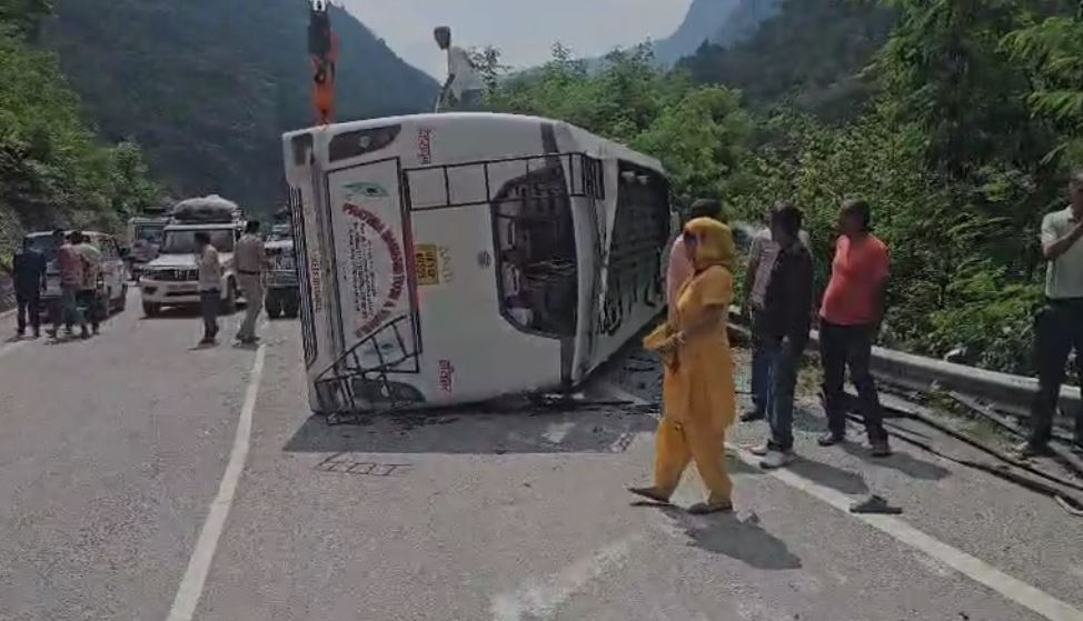 चंबा-ऋषिकेश नेशनल हाईवे पर विश्वनाथ सेवा की बस पलटी, दो तीर्थयात्रियों की मौत