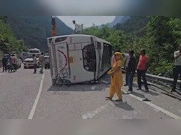चंबा-ऋषिकेश नेशनल हाईवे पर विश्वनाथ सेवा की बस पलटी, दो तीर्थयात्रियों की मौत चंबा-ऋषिकेश नेशनल हाईवे पर विश्वनाथ सेवा की बस पलटी, दो तीर्थयात्रियों की मौत