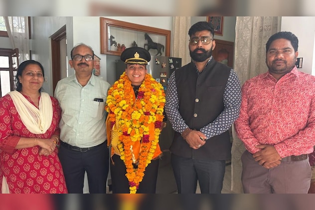 माता- पिता के साथ आत्मिका माता- पिता के साथ आत्मिका