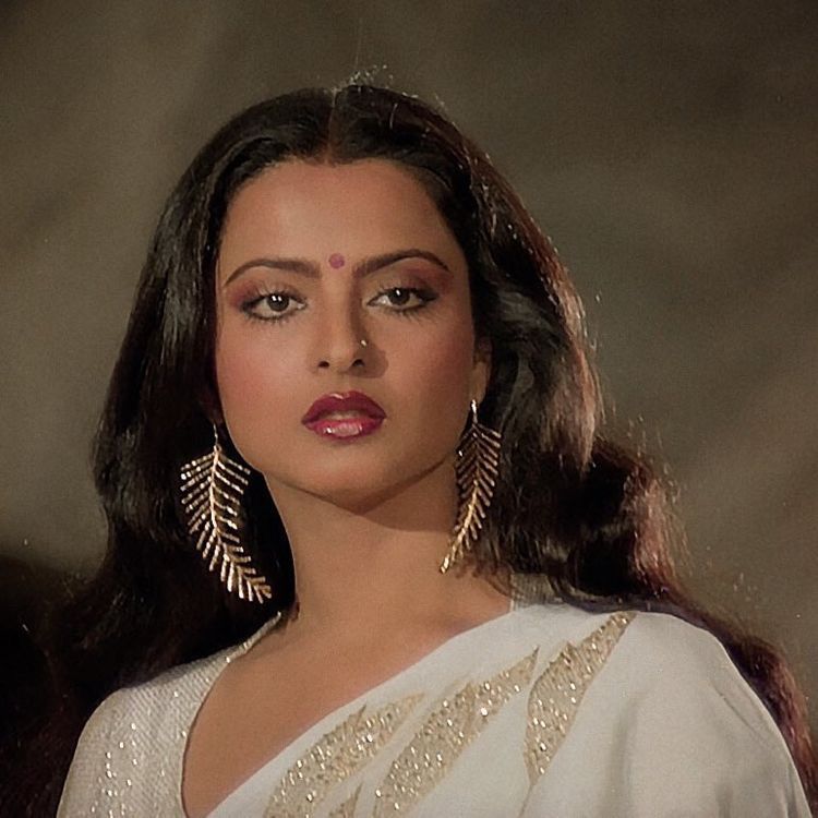 रेखा के इस बंगले को देख भूल जाएंगे शाहरुख-सलमान के आलीशान बंगले, एक्ट्रेस ने चुन-चुनकर सजाया है घर का हर कोना