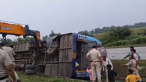 MP के शाजापुर में यात्री बस अनियंत्रित होकर पलटी: एक की मौत, 25 से अधिक लोग घायल, जामनगर से इंदरगढ़ जा रही थी बस