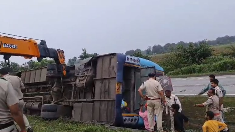 MP के शाजापुर में यात्री बस अनियंत्रित होकर पलटी: एक की मौत, 25 से अधिक लोग घायल, जामनगर से इंदरगढ़ जा रही थी बस