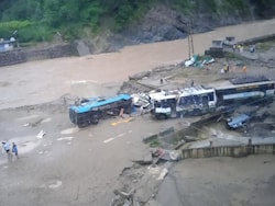 3 Dead, Many Vehicles Buried As Landslides Hit Himachal&#039;s Mandi, Shimla