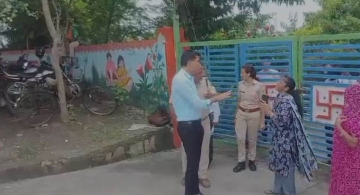 छात्रा हाथ जोड़कर मिन्नतें करती रही. छात्रा हाथ जोड़कर मिन्नतें करती रही.