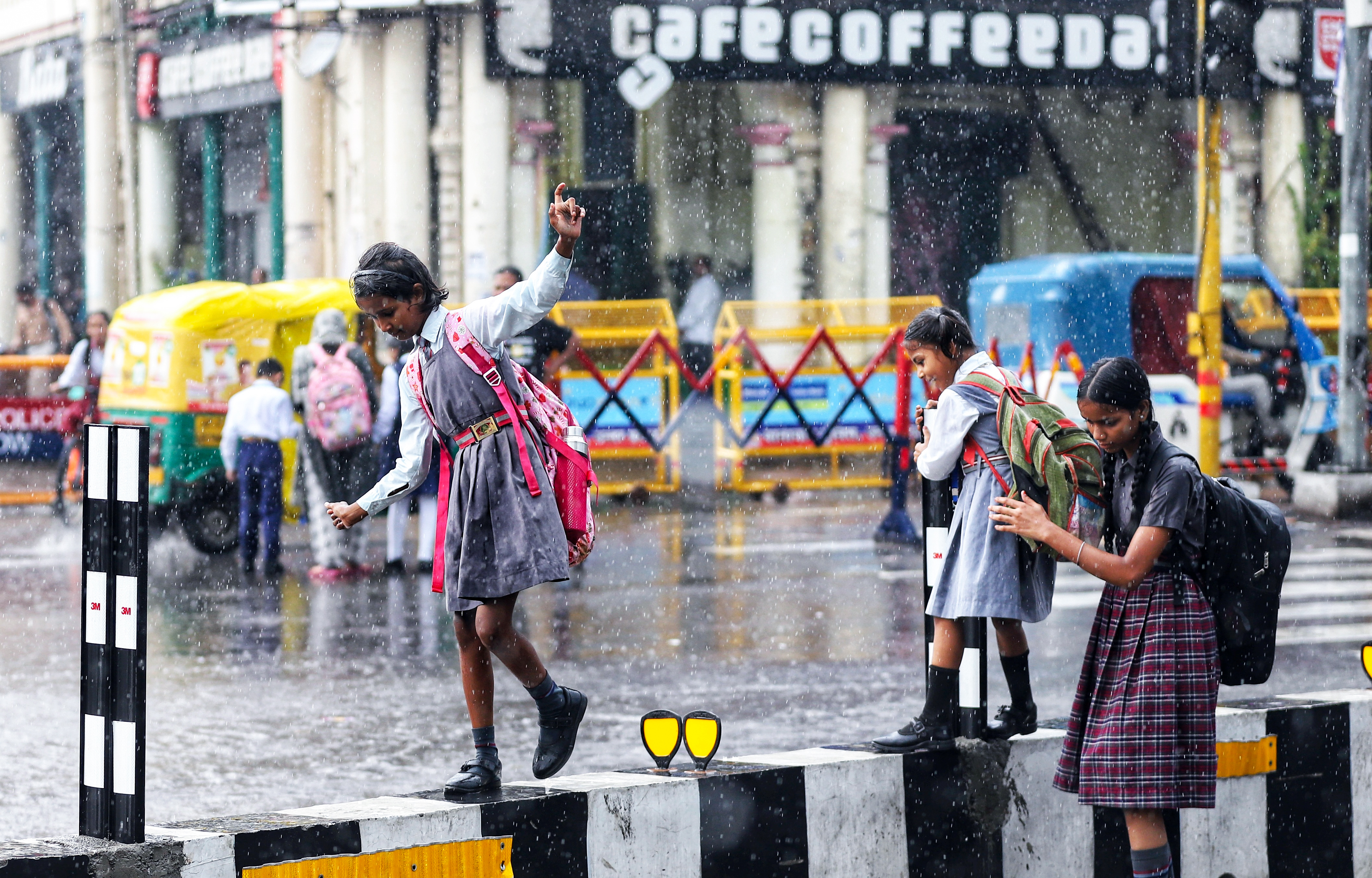 बारिश के चलते नोएडा और गाजियाबाद में 3 तारीख को स्कूल बंद