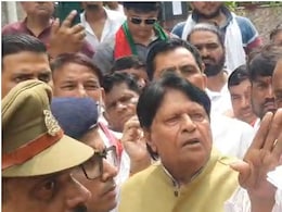 आगरा: दलित परिवार से मिलने जा रहे सपा सांसद रामजी लाल सुमन 'हाउस अरेस्ट', पुलिस से हुई तीखी नोकझोंक आगरा: दलित परिवार से मिलने जा रहे सपा सांसद रामजी लाल सुमन 'हाउस अरेस्ट', पुलिस से हुई तीखी नोकझोंक