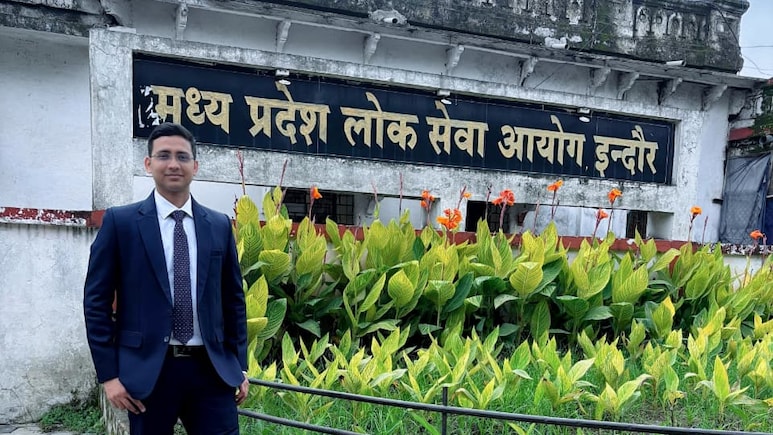 MPPSC  Result 2024: सिक्योरिटी गार्ड का बेटा बना ट्रेजरी ऑफिसर, तीसरे प्रयास में आशीष ने हासिल की सफलता