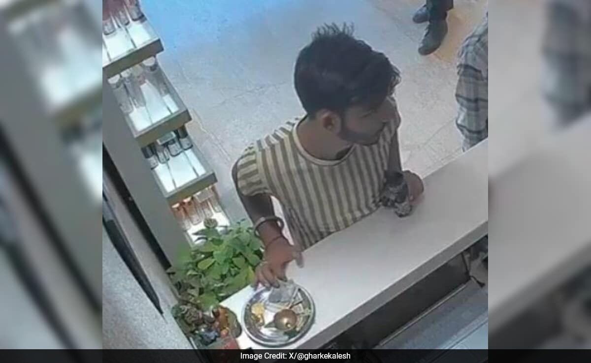 Man Steals Money From Puja Thali at Salon; Video Viral