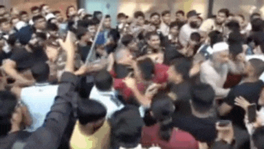 iPhone 17 के लिए मार हो गई, मुंबई में Apple स्टोर खुलते ही दे दनादन, देखिए वीडियो