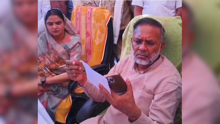 ग्रामीण सेवा शिविरों में लापरवाही पर भड़के मंत्री हीरालाल, कलेक्टर को लगाई फटकार, कहा- जब मेरे सामने यह हाल है, तो मेरे बिना... ग्रामीण सेवा शिविरों में लापरवाही पर भड़के मंत्री हीरालाल, कलेक्टर को लगाई फटकार, कहा- जब मेरे सामने यह हाल है, तो मेरे बिना...