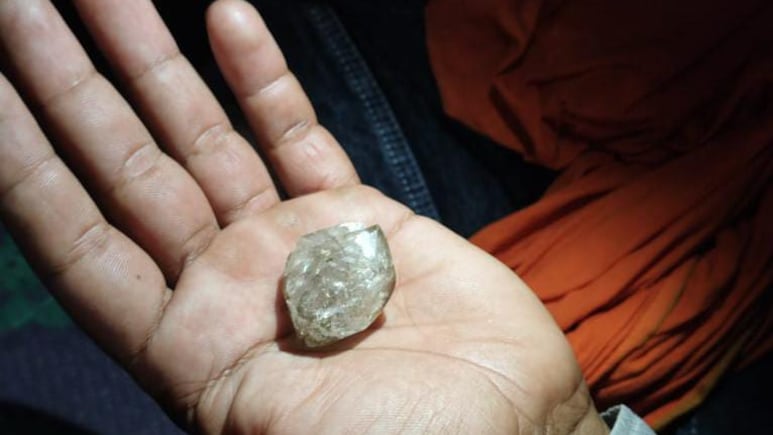 खेर माता के दर्शन कर घर लौट रहे मजदूर को मिला जेम्स क्वालिटी का हीरा,चमकी किस्मत तो खुशी से झूम उठा परिवार 