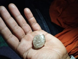 खेर माता के दर्शन कर घर लौट रहे मजदूर को मिला जेम्स क्वालिटी का हीरा,चमकी किस्मत तो खुशी से झूम उठा परिवार  खेर माता के दर्शन कर घर लौट रहे मजदूर को मिला जेम्स क्वालिटी का हीरा,चमकी किस्मत तो खुशी से झूम उठा परिवार