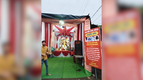 छोटे कपड़े पहने तो नहीं मिलेगी एंट्री, गणेश पंडाल के बहार समीति ने लगाया बोर्ड