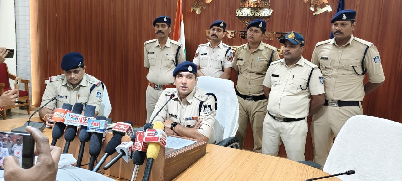 मामले की जानकारी देते शिवपुरी पुलिस के अधिकारी. मामले की जानकारी देते शिवपुरी पुलिस के अधिकारी.