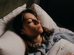 Sleep Faster : अंथरुणावर पडताच 5 मिनिटात झोप येईल,  Harvard च्या डॉक्टरांनी सांगितला गाढ झोपेचा सोपा उपाय
