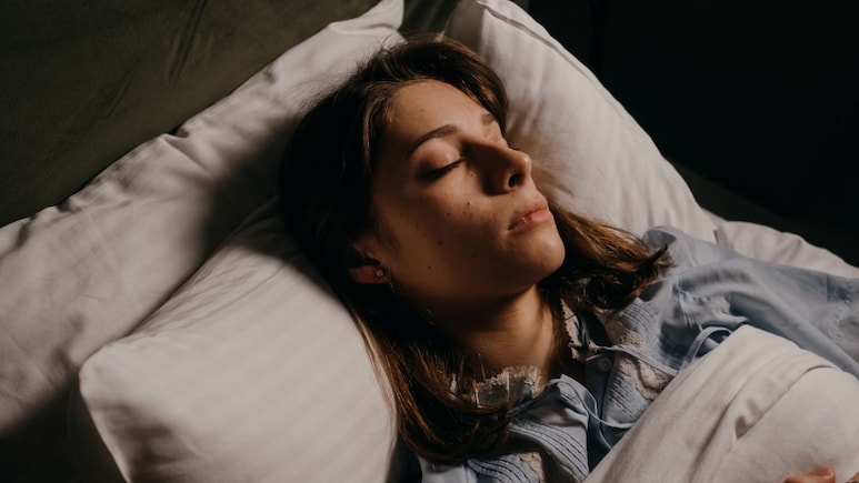 Sleep Faster : अंथरुणावर पडताच 5 मिनिटात झोप येईल,  Harvard च्या डॉक्टरांनी सांगितला गाढ झोपेचा सोपा उपाय