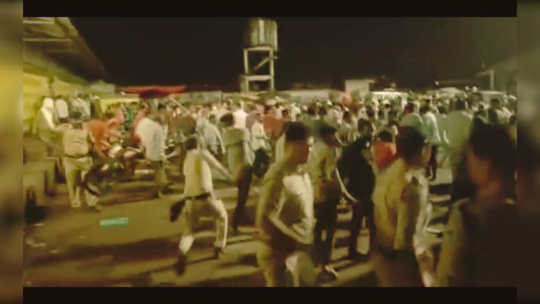 रीवा में गजब की पुलिस ! पहले किसानों को खिलाया-पिलाया फिर भांज दी लाठी !