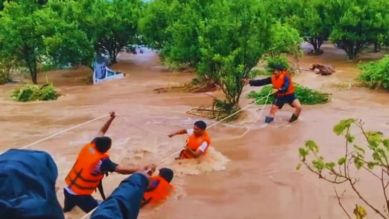 Ahilyanagar Rain : गावांचा संपर्क तुटला, घरं-जनावरे वाहून गेली; आहिल्यानगरमध्ये ढगफुटीसदृश्य परिस्थिती