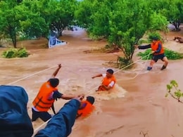 Ahilyanagar Rain : गावांचा संपर्क तुटला, घरं-जनावरे वाहून गेली; अहिल्यानगरमध्ये ढगफुटीसदृश्य परिस्थिती Ahilyanagar Rain : गावांचा संपर्क तुटला, घरं-जनावरे वाहून गेली; अहिल्यानगरमध्ये ढगफुटीसदृश्य परिस्थिती