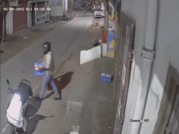 कमाले कर दिए! स्कूटी से आता है, दूध चुराता है... मुजफ्फरपुर की ये घटना सीसीटीवी में कैद, पढ़ें कमाले कर दिए! स्कूटी से आता है, दूध चुराता है... मुजफ्फरपुर की ये घटना सीसीटीवी में कैद, पढ़ें