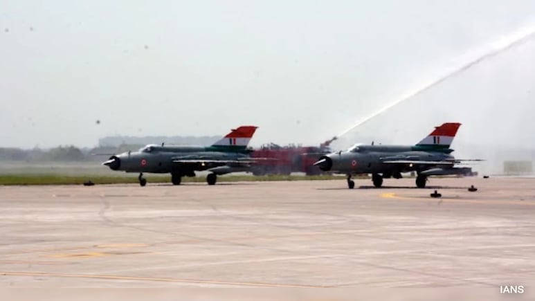 'National Pride': Rajnath Singh MiG-21 Fighter Jets Fly Through Skies For Last Time 'National Pride': Rajnath Singh MiG-21 Fighter Jets Fly Through Skies For Last Time