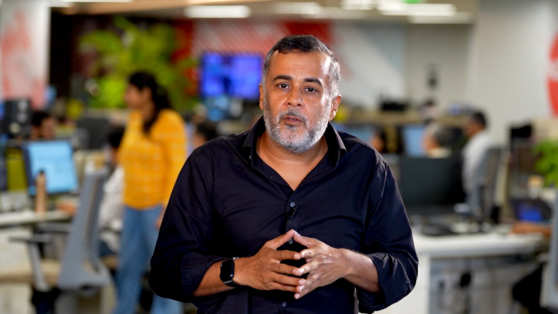 Chetan Bhagat on India's Youth Icon: PM Modi or Rahul Gandhi?