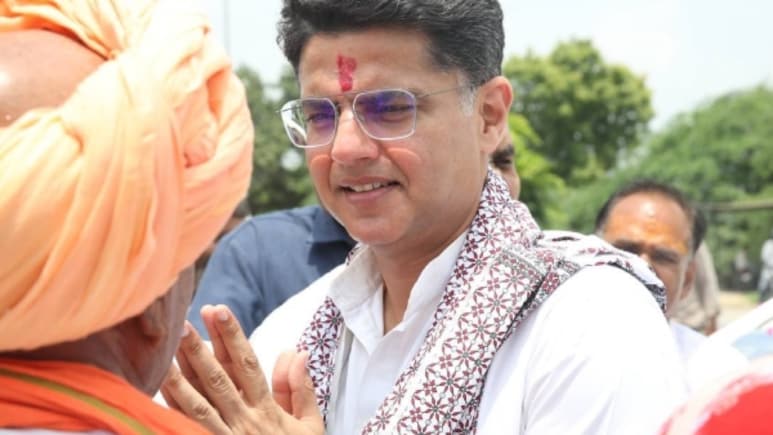 सांवलिया सेठ मंदिर में पायलट ने मनाया जन्मदिन, बोले- घने बादल हैं तो बारिश भी होगी और बादल भी छंटेंगे सांवलिया सेठ मंदिर में पायलट ने मनाया जन्मदिन, बोले- घने बादल हैं तो बारिश भी होगी और बादल भी छंटेंगे