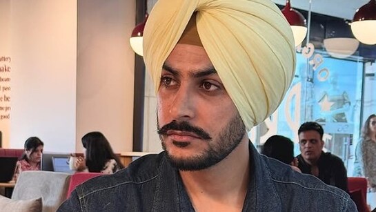 पंजाबी सिंगर राजवीर जवंदा सड़क हादसे में गंभीर रूप से घायल, आईसीयू में भर्ती | Punjabi singer Rajvir Jawanda injured in road accident