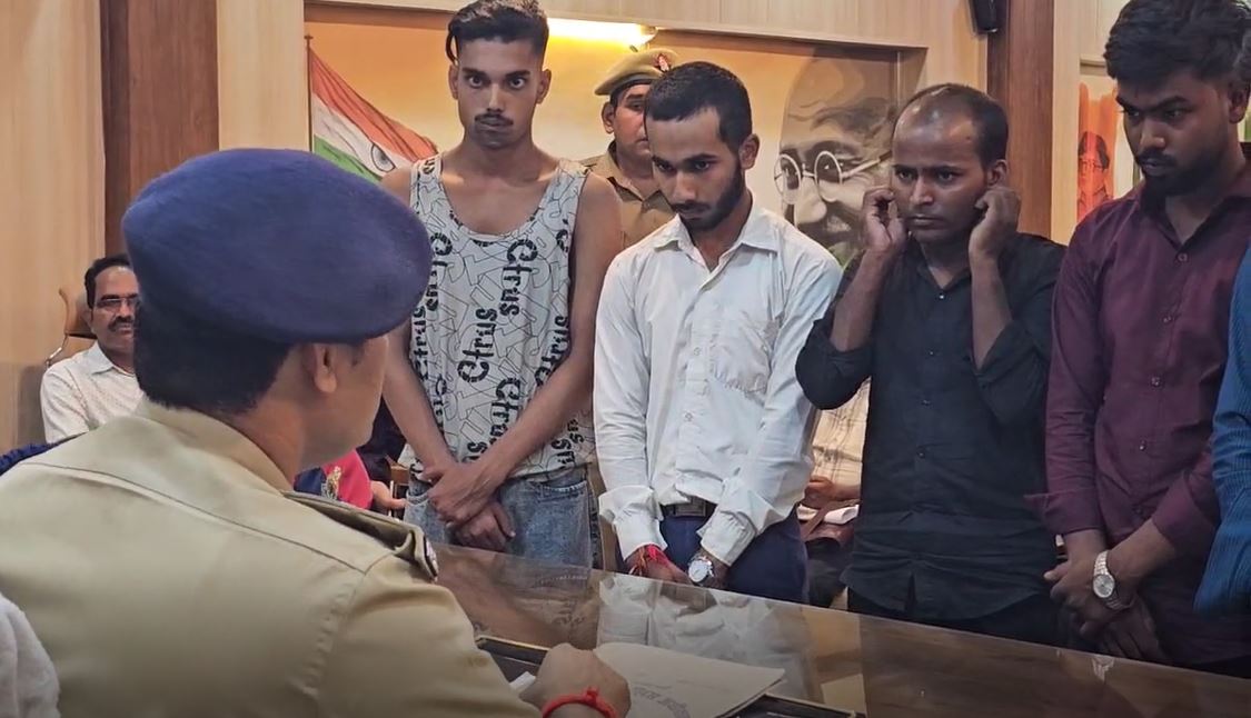 आशीर्वाद देने के बहाने... जब लड़कियों ने पुलिस से की मजनू टाइप टीचर की शिकायत, जानें फिर क्या हुआ