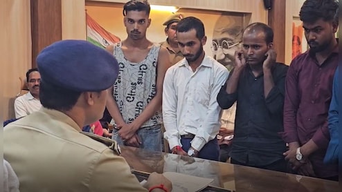 आशीर्वाद देने के बहाने... जब लड़कियों ने पुलिस से की मजनू टाइप टीचर की शिकायत, जानें फिर क्या हुआ