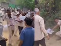 पुलिस को जमीन पर घसीटा... कपड़े फाड़ बरसाए लात-घूसे, वीडियो वायरल हुआ तो थानेदार ने किया बड़ा खुलासा