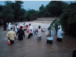 Maharashtra Rain: मराठवाड्यात पावसाचा 'हाहाकार', 27 जणांना हेलिकॉप्टरने बाहेर काढले; 'या' जिल्ह्यातील शाळा बंद Maharashtra Rain: मराठवाड्यात पावसाचा 'हाहाकार', 27 जणांना हेलिकॉप्टरने बाहेर काढले; 'या' जिल्ह्यातील शाळा बंद