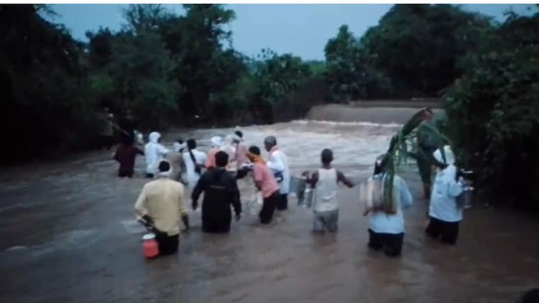 Maharashtra Rain: मराठवाड्यात पावसाचा 'हाहाकार', 27 जणांना हेलिकॉप्टरने बाहेर काढले; 'या' जिल्ह्यातील शाळा बंद Maharashtra Rain: मराठवाड्यात पावसाचा 'हाहाकार', 27 जणांना हेलिकॉप्टरने बाहेर काढले; 'या' जिल्ह्यातील शाळा बंद