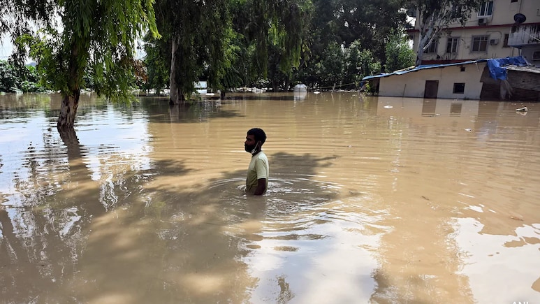 Flood Alert In Delhi, Yamuna Above Danger Mark, Relief Camps Submerged Flood Alert In Delhi, Yamuna Above Danger Mark, Relief Camps Submerged
