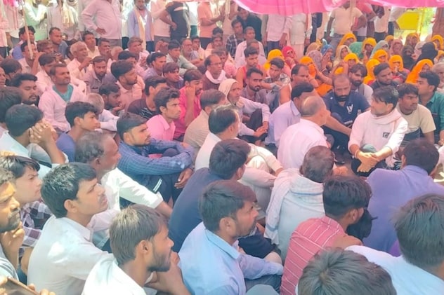 करीब 5 घंटे तक तीन दौर की वार्ता चलती रही करीब 5 घंटे तक तीन दौर की वार्ता चलती रही