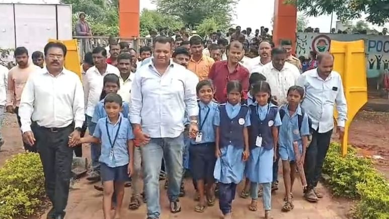 Sangli News : 'गुरुजींना जाऊ देणार नाही!'; आदर्श शिक्षकाची बदली रद्द करण्यासाठी सांगलीत विद्यार्थ्याचं आंदोलन