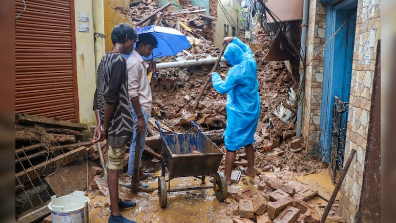 माता वैष्णो देवी मार्ग पर आज फिर हुआ भूस्खलन, देखें जम्मू में कितने बुरे हैं हालात माता वैष्णो देवी मार्ग पर आज फिर हुआ भूस्खलन, देखें जम्मू में कितने बुरे हैं हालात