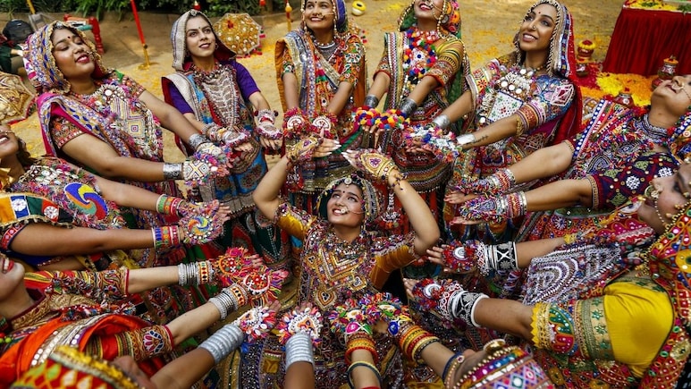 Makeup for Navratri Dandiya Night: अब जमकर खेलें गरबा, टस से मस नहीं होगा मेकअप, अगर ये प्रोडक्‍ट ले आएंगे घर