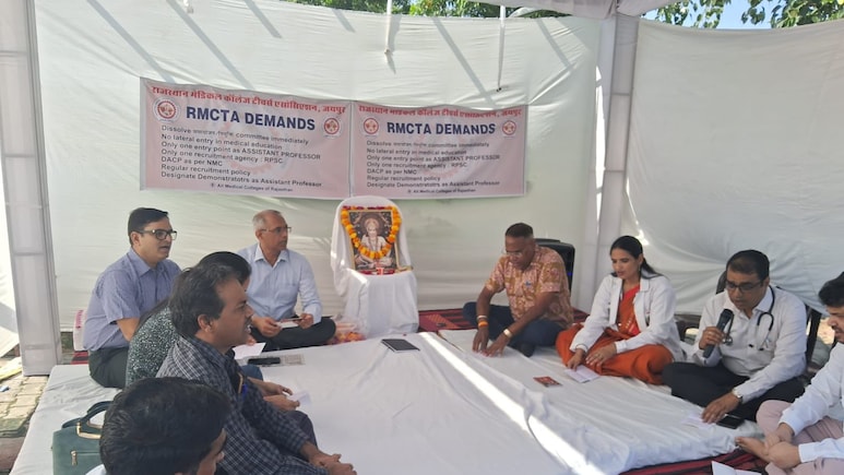 मेडिकल कॉलेजों में लेटरल एंट्री के खिलाफ डॉक्टरों का आंदोलन,15 सितंबर तक का दिया अल्टीमेटम मेडिकल कॉलेजों में लेटरल एंट्री के खिलाफ डॉक्टरों का आंदोलन,15 सितंबर तक का दिया अल्टीमेटम